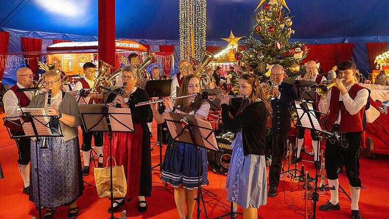 Die Ebertshäuser Dorfmusikanten begrüßten die Premierenbesucher im Schweinfurter Weihnachtszirkus. Die Ebertshäuser Dorfmusikanten begrüßten die Premierenbesucher im Schweinfurter Weihnachtszirkus.
