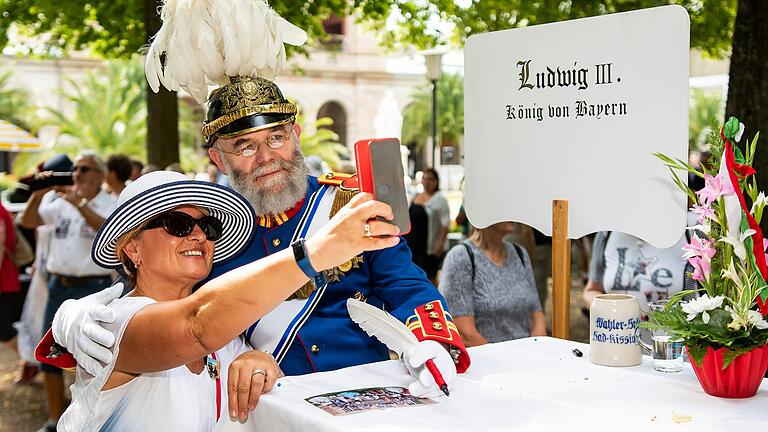 Mitten im Getümmel: Ludwig Büchner lässt bei der Autogrammstunde im Kurgarten ein Selfie mit sich machen. Mitten im Getümmel: Ludwig Büchner lässt bei der Autogrammstunde im Kurgarten ein Selfie mit sich machen.