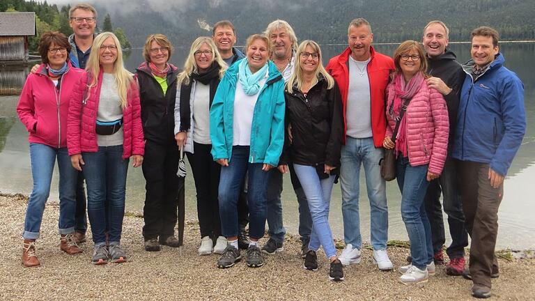 Gruppenfoto der Schallfelder Bergkameraden nahe der Loserhütte im Dachsteingebirge.