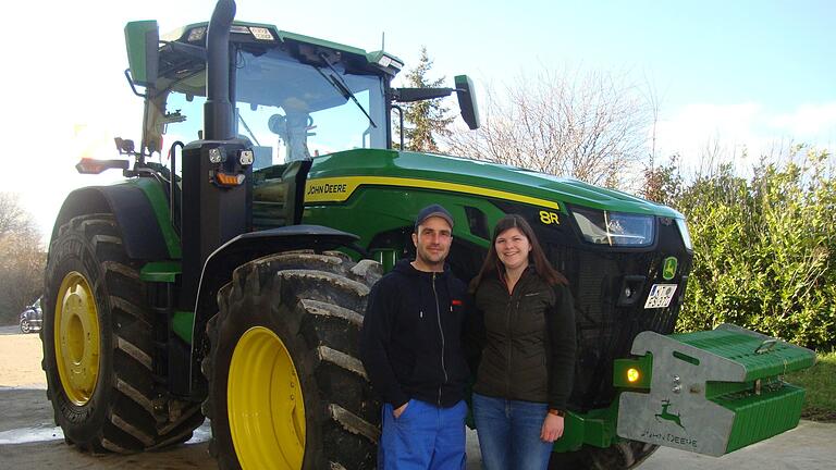 Hier verschwindet der Mensch hinter der Maschine: Florian und Katrin Schwab aus Hohenfeld mit ihrem John Deere 8R 270, der stolze 420 PS hat.