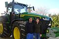 Hier verschwindet der Mensch hinter der Maschine: Florian und Katrin Schwab aus Hohenfeld mit ihrem John Deere 8R 270, der stolze 420 PS hat.