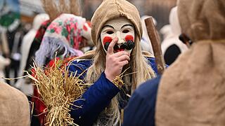 Rhöner Maskenfastnacht       -  Zahlreiche Menschen verfolgen am Sonntag (05.02.23) in Oberelsbach die sogenannte Rhöner Maskenfastnacht. Bei der Maskenfastnacht ziehen die Narren mit handgeschnitzten Masken durch die Straßen des kleinen Ortes im Landkreis Rhön-Grabfeld.