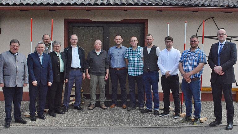 Neuaufnahmen und Ehrungen standen beim Tag der Feldgeschworenen am Schützenhaus in Gollmuthhausen an. Unser Bild zeigt die Geehrten mit stellvertretendem Landrat Josef Demar, Bürgermeister Michael Hey, Oliver Kröner und Kreisobmann Helmut Rittweger sowie&nbsp; Vermessungsdirektor Andreas Jödeke (rechts).