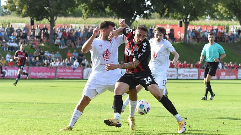 TSV Aubstadt Maartin Thomann (M) - Türkgücü München Samed Bahar (l) und Benedict Laverty