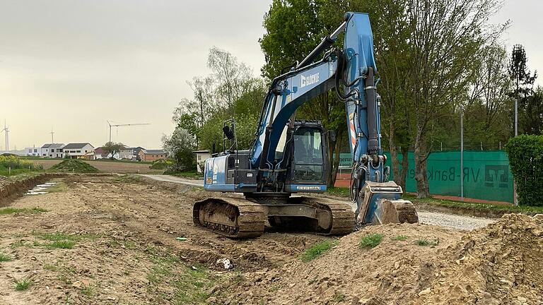 Die Bagger sind zurückgekehrt, der Baustopp ist zu Ende: Gut sieben Monate dauerte die Unterbrechung der Arbeiten an der künftigen Zufahrtsstraße zum Baugebiet Am Nützelbach II. Auslöser dafür waren ungeklärte Müllreste und Schadstoffe, die im September Untergrund entdeckt worden waren.