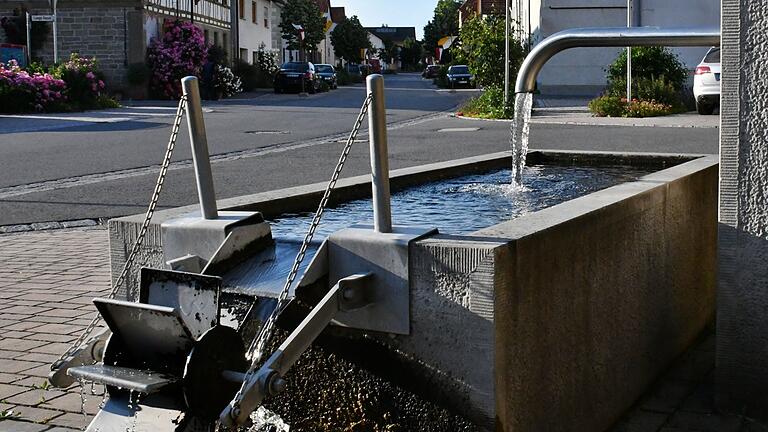 Der Dorfbrunnen sollte künftig nicht mehr durchgehend fließen, um Wasser zu sparen. Das war der Vorschlag einer Bürgerin. Nun soll das im Gemeinderat besprochen werden.
