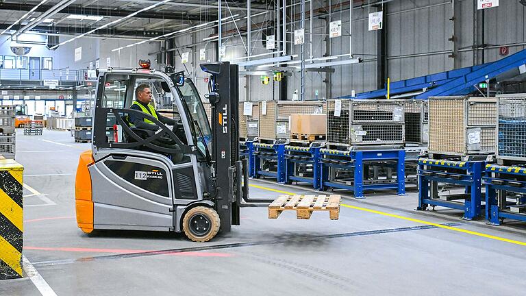Im Logistikbereich der ZF Ersatzteilsparte Aftermarket haben sich Betriebsrat und Standortleitung auf die Sicherung von 300 Arbeitsplätzen in Schweinfurt geeinigt. Das Bild zeigt einen Staplerfahrer in der Verpackungshalle am Hochregallager nahe des Mainufers. Im Logistikbereich der ZF Ersatzteilsparte Aftermarket haben sich Betriebsrat und Standortleitung auf die Sicherung von 300 Arbeitsplätzen in Schweinfurt geeinigt. Das Bild zeigt einen Staplerfahrer in der Verpackungshalle am Hochregallager nahe des Mainufers.