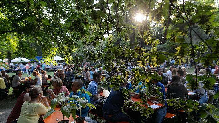 Ringparkfest       -  Zahlreiche Menschen besuchen am Samstag das Ringparkfest in Würzburg. Ein umfangreiches Kinderprogramm und tanzbare Livemusik von Bands wie Puente Latino lockten vor allem Familien und Kinder auf das alljährlich stattfindende Fest.