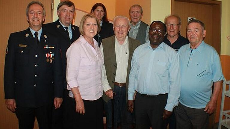 Von links: Joachim Mantel, Norbert Penz, Ruth Steger, Petra Breitenbach, Gustav Brand, Hubert Wolf, Pfarrer Ignatius Matensi, Dieter Kreser und Helmut Höhnlein bei der Jahresversammlung des Sendelbacher Feuerwehrvereins.