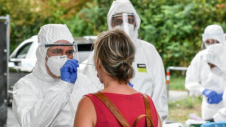 Jedermann kann sich an der Teststation auf der Talavera in Würzburg auf das Coronavirus testen lassen.