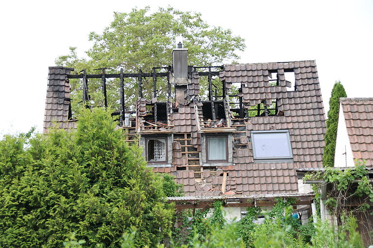 Nicht mehr bewohnbar: Dieses Haus in Zellingen wurde vergangene Woche offenbar von einem Blitz zerstört. Es hatte laut Polizei keinen Blitzableiter. Nicht mehr bewohnbar: Dieses Haus in Zellingen wurde vergangene Woche offenbar von einem Blitz zerstört. Es hatte laut Polizei keinen Blitzableiter.