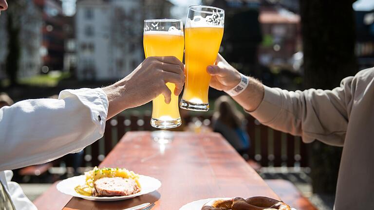 Redakteurinnen und Redakteure, die öfter mal mit dem Bürgermeister oder Landrat beim Bier sitzen (Symbolbild), sollten das für ihre Leserschaft transparent machen.