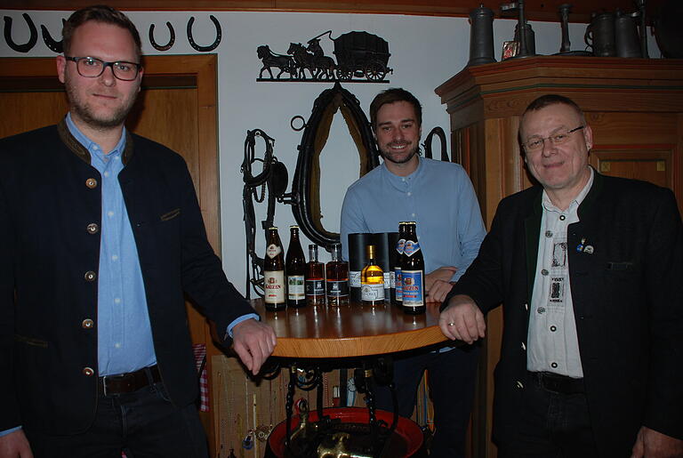 Die Braumeister (von links) Marcus Lifferth, Jacob Pritzl, Otto Resch und ihre gelungenen Produkte: Hopfenbier, Winterweiße, Bierbrand und Whisky 'Old Owl'.