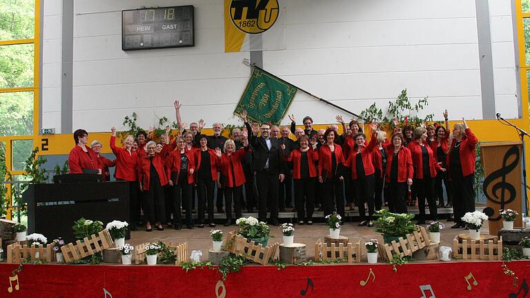 Klangzauber, der gemischte Chor des Gesangverein 1904 Unterdürrbach, nach seiner gelungen Feuertaufe mit dem neuen Chorleiter Hubert Hoche.