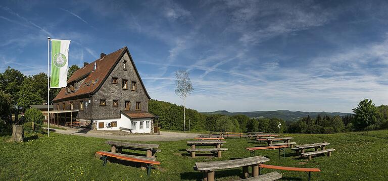 Das Würzburger Karl-Straub-Haus des Rhönklub-Zweigvereins Würzburg liegt in den Schwarzen Bergen. Das Würzburger Karl-Straub-Haus des Rhönklub-Zweigvereins Würzburg liegt in den Schwarzen Bergen.
