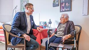 Heimleiter Peter Martin und die 99-jährige Lilli Kolb kennen sich seit gut drei Jahrzehnten.&nbsp; Seit fünf Jahren lebt die Seniorin im 'Haus der Familie' in Münnerstadt (Lkr. Bad Kissingen).&nbsp;