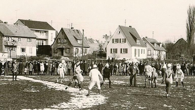 Ein Fußballspiel Frauen gegen Männer auf der Schäferswiese zählte zur Gaudi der Zuschauer zum Faschingsvergnügen. Im Hintergrund das zweite Haus von links ist der 1961 neu gebaute Kindergarten. Ein Fußballspiel Frauen gegen Männer auf der Schäferswiese zählte zur Gaudi der Zuschauer zum Faschingsvergnügen. Im Hintergrund das zweite Haus von links ist der 1961 neu gebaute Kindergarten.