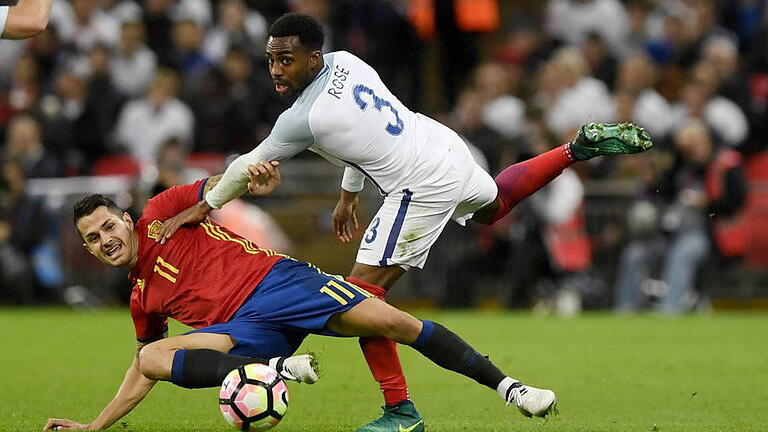 Duell       -  Englands Danny Rose (r) und der Spanier Vitolo im Zweikampf. Foto: Will Oliver