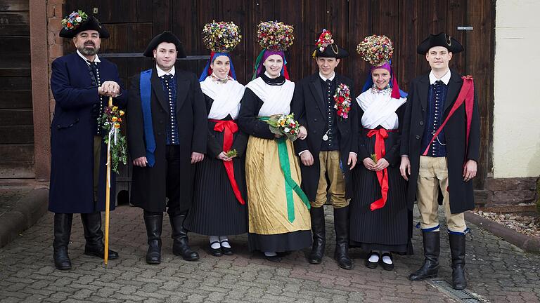 Die Grafschaftstrachtengruppe 'Die Glasf'lder' aus Glasofen: hier als Hochzeitsgesellschaft mit Brauttracht mit Flitterkrone.