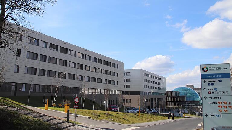 Am Rhön-Klinikum Campus Bad Neustadt gelten ab Samstag, 4. Juli, gelockerte Besucherregeln.