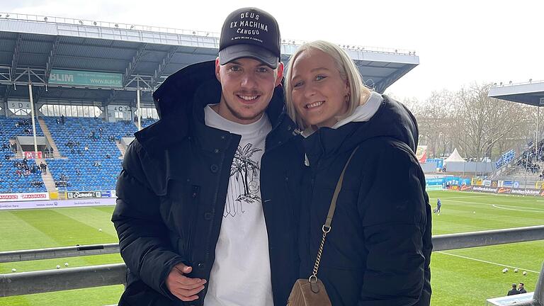 Torhüter Lukas Wenzel (links) vom TSV Aubstadt und seine Freundin Helena Sauer verfolgten das Drittliga-Spiel zwischen Waldhof Mannheim und dem TSV 1860 München live im Stadion.