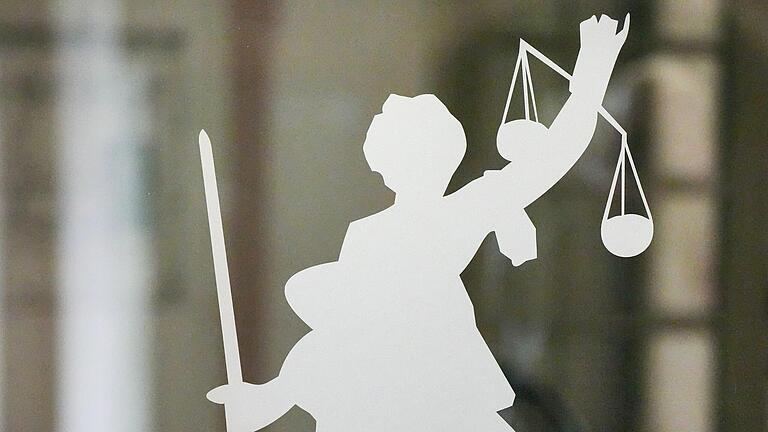 Die Figur der Justitia mit Richtschwert und Waage ist auf dem Glasfenster einer Tür im Gerichtsgebäude zu sehen. Die Göttin der Gerechtigkeit soll verdeutlichen, dass das Recht ohne Ansehen der Person und nach sorgfältigem Abwägen der Lage gesprochen und mit der notwendigen Härte durchgesetzt wird (Symbolbild). Die Figur der Justitia mit Richtschwert und Waage ist auf dem Glasfenster einer Tür im Gerichtsgebäude zu sehen. Die Göttin der Gerechtigkeit soll verdeutlichen, dass das Recht ohne Ansehen der Person und nach sorgfältigem Abwägen der Lage gesprochen und mit der notwendigen Härte durchgesetzt wird (Symbolbild).