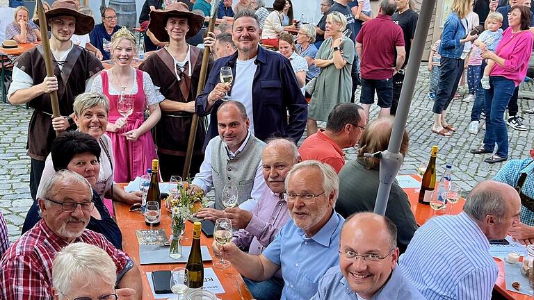 Die Landsknechte Nico Rhein und Finn Markert (hinten von links), Weinprinzessin Katharina Walter und Bürgermeister Matthias Dusel prosteten auch der Gäste-Delegation aus Kelheim zu.