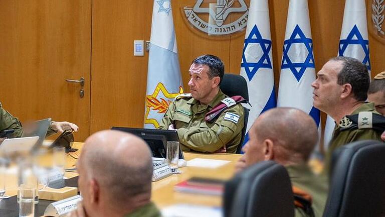 Nahostkonflikt - Tel Aviv - Israels Militärchef Herzi Halevi bei einer Sitzung im Hauptquartier der Armee in Tel Aviv. (Archivbild) Nahostkonflikt - Tel Aviv - Israels Militärchef Herzi Halevi bei einer Sitzung im Hauptquartier der Armee in Tel Aviv. (Archivbild)