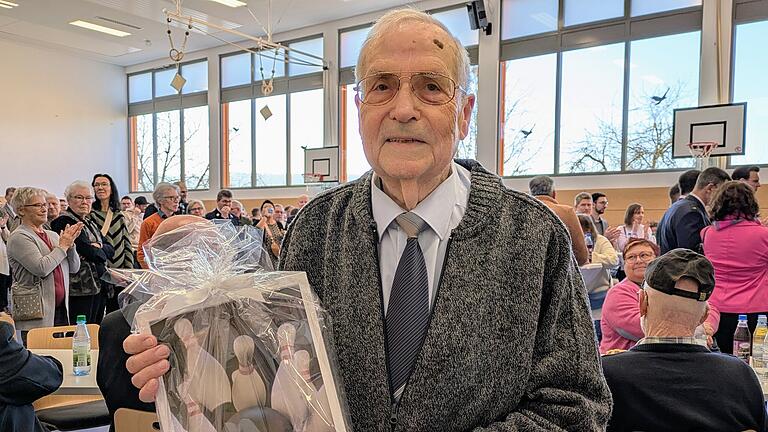Neujahrsempfang Bad Bocklet - Das „Öschicher Original“ Günter Falkenberg (78) wurde nach 54 Jahren als Kegelbahnwart der Aschacher Zehnthalle verabschiedet. Neujahrsempfang Bad Bocklet - Das „Öschicher Original“ Günter Falkenberg (78) wurde nach 54 Jahren als Kegelbahnwart der Aschacher Zehnthalle verabschiedet.