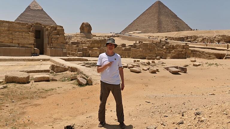 Der Besuch der Pyramiden in Kairo durfte für Markus Menninger nicht fehlen. Neben dem Besuch der Fußballspiele will er auf seinen Reisen auch immer etwas von der Kultur des Landes sehen. Der Besuch der Pyramiden in Kairo durfte für Markus Menninger nicht fehlen. Neben dem Besuch der Fußballspiele will er auf seinen Reisen auch immer etwas von der Kultur des Landes sehen.