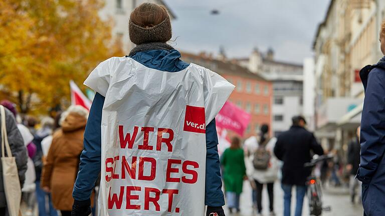 Symbolbild: Die Dienstleistungsgewerkschaft ver.di hat für die Vorweihnachtszeit auch in Würzburg wieder Streiks angekündigt. Somit kann es zu langen Wartezeiten an den Kassen kommen.