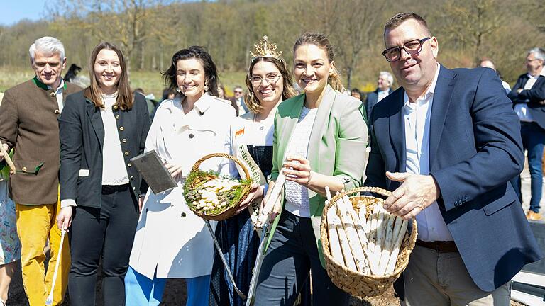 Gute Ausbeute: Spargelbauer Ingo Reinhart (rechts) hofft auf eine gute Saison. Mit im Bild (von links): MdL Steffen Vogel, Miriam Adel vom Spargel-Erzeugerverband Franken, MdB Dorothee Bär, die Fränkische Spargelkönigin Veronika Hußnätter und Gesundheitsministerin Judith Gerlach. Gute Ausbeute: Spargelbauer Ingo Reinhart (rechts) hofft auf eine gute Saison. Mit im Bild (von links): MdL Steffen Vogel, Miriam Adel vom Spargel-Erzeugerverband Franken, MdB Dorothee Bär, die Fränkische Spargelkönigin Veronika Hußnätter und Gesundheitsministerin Judith Gerlach.