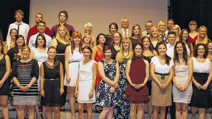 Mit den Zeugnissen der FAKS endete für diese jungen Frauen und Männer der schulische Teil ihrer Erzieher-Ausbildung, sie gehen jetzt in ihr Berufspraktikum.