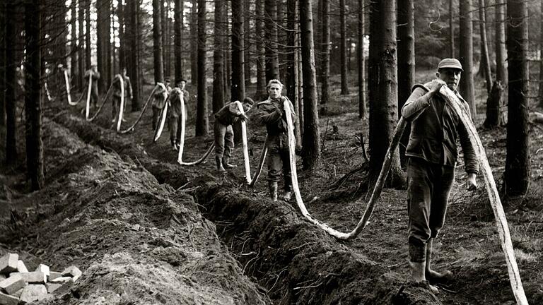 Wie in den frühen Unternehmensjahren des Überlandwerks Rhön ist auch heute die Stromversorgung in der Rhön eine Gemeinschaftsaufgabe.