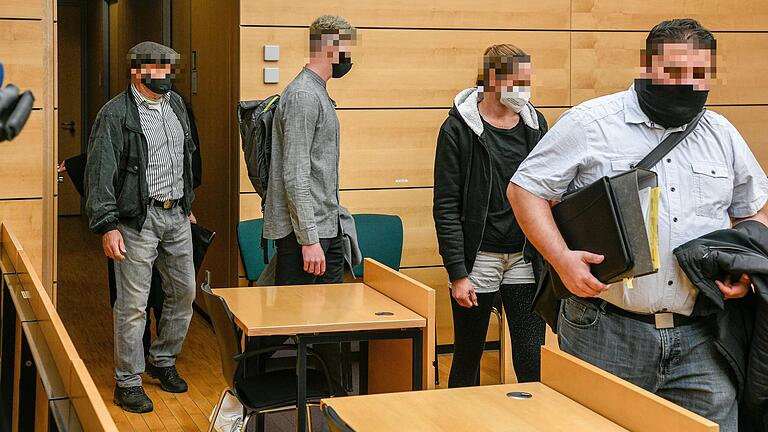 Vier Personen aus dem Umfeld der rechtsextremen Partei 'Der Dritte Weg' wird vorgeworfen, sich 2017 mit einer volksverhetzenden Aktion in den Würzburger Faschingszug eingeschlichen zu haben.