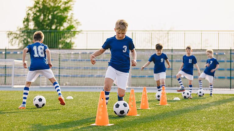 In Nachwuchsleistungszentren werden die besten jungen Fußballerinnen und Fußballer gefördert (Symbolbild).