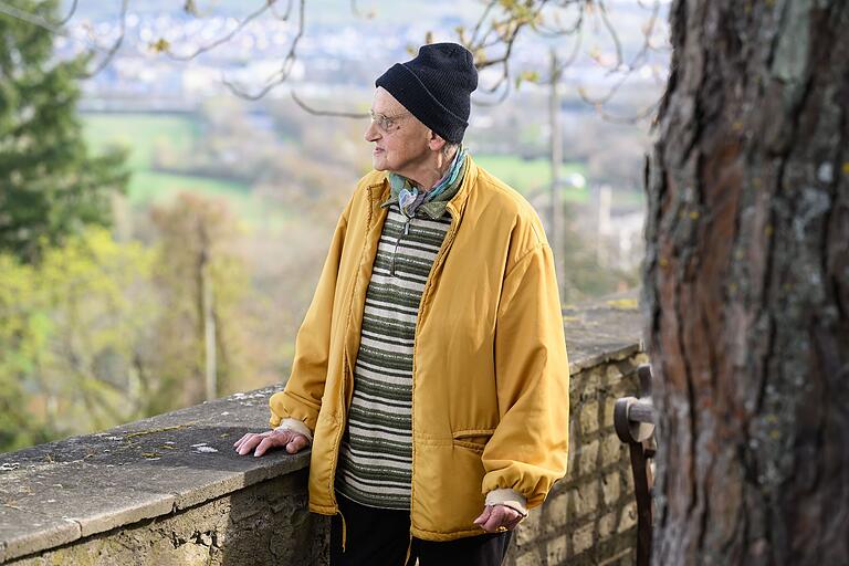 Rita Blum steht im Biergarten am Schützenhof in Würzburg und genießt die Aussicht. Seit 70 Jahren genießt sie diesen Ausblick.&nbsp;