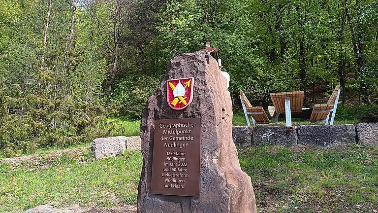 Auf dem Schlossberg befindet sich eine Markierung des geografischen Mittelpunkts der Gemeinde Nüdlingen.       -  Auf dem Schlossberg befindet sich eine Markierung des geografischen Mittelpunkts der Gemeinde Nüdlingen.