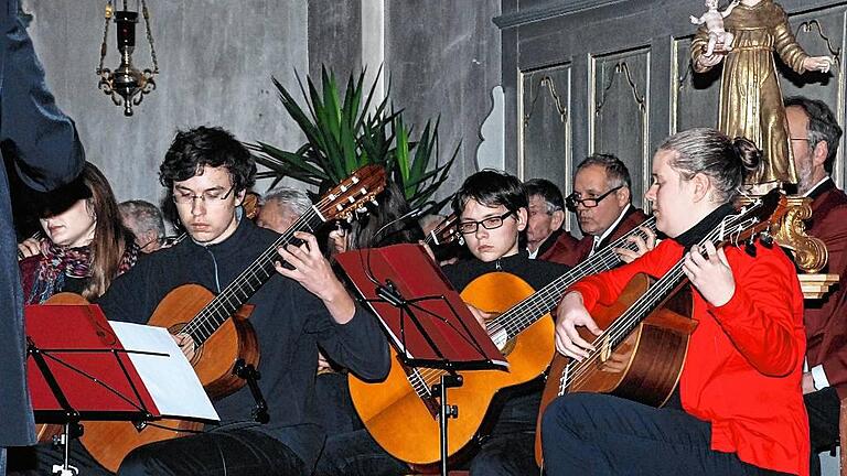 Im Wechsel mit dem Männerchor Thüngen zauberte das Zupf-Ensemble Lohr &ndash; hier mit dem Solisten Alexander Esgen vorne links &ndash; in der Wallfahrtskirche Mariabuchen eine stimmungsvolle Atmosphäre.