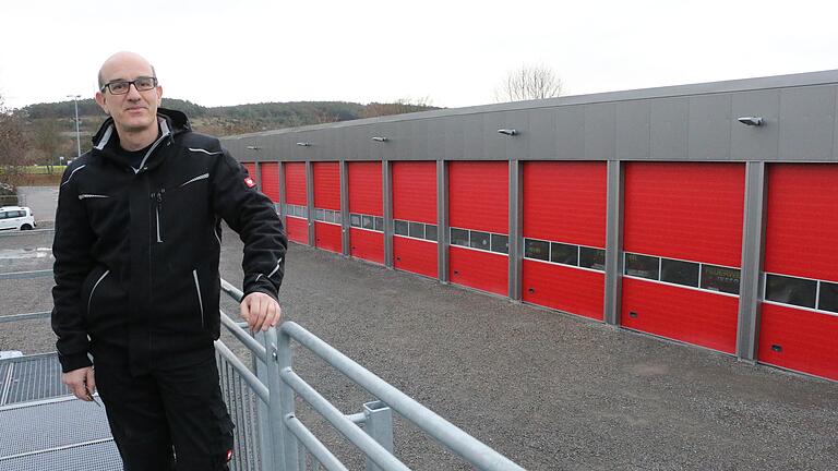 Containerlösung für die Feuerwehr Marktheidenfeld: Solange der Neubau des Feuerwehrhauses dauert, ist die FFW Marktheidenfeld in Containern an der Karbacher Straße hinter der Tennishalle untergebracht. Kommandant Bernhard Nees zeigt die Hallen und Gebäude.