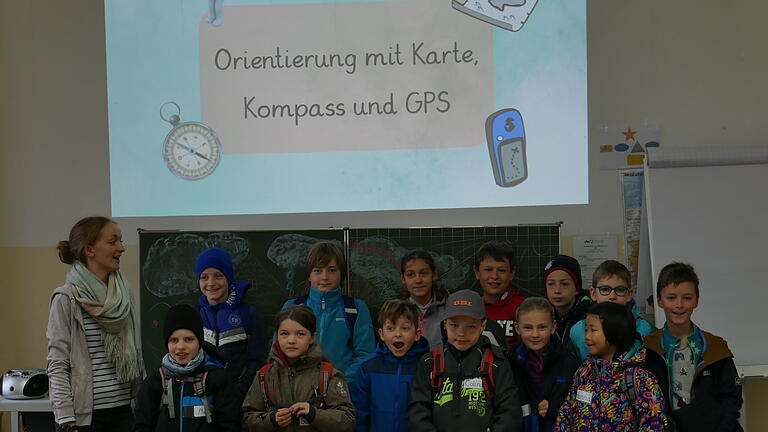 Die Gruppe der Kinder mit ihrer pädagogischen Leiterin Lea Fuchs kurz vor dem Aufbruch zur »Schatzsuche« im Rahmen der VHS-Exkursion Geo-Caching am Buchenberg in Sendelbach.