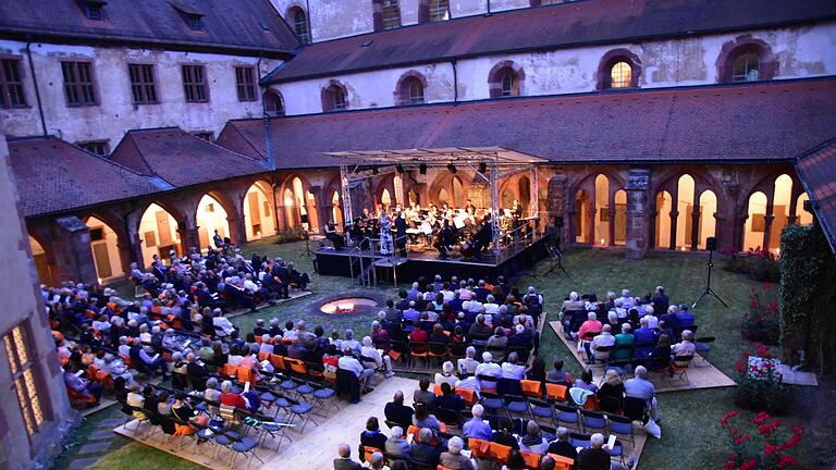 Das Kurpfälzische Kammerorchester spielte bei der Kreuzgangserenade im Kloster Bronnbach. Im festlich beleuchteten Innenhof stand der Abend unter dem Motto 'Vive la France'.