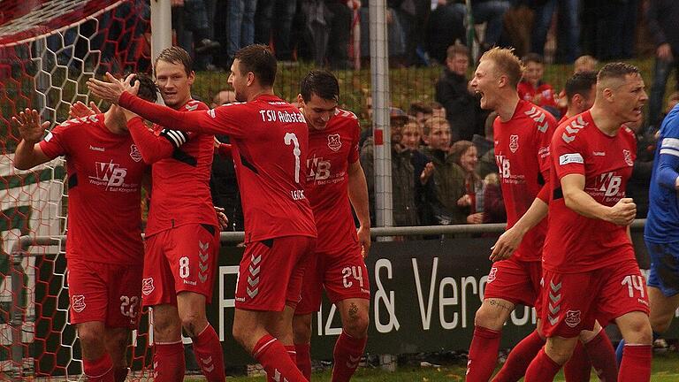 Michael Kraus (von links) traf mit einem Seitfallzieher zum 1:0 für den TSV Aubstadt gegen den FC Schweinfurt 05 und ließ sich von seinen Mitspielern Dominik Grader, Daniel Leicht, Ben Müller, Steffen Behr und Martin Thomann für den Treffer feiern.