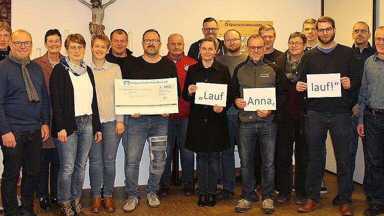 Ermershausen, Birkenfeld und Dippach spenden 1750 Euro für Anna H.       -  Das Schicksal der 32-jährigen  Anna H. aus Unfinden, die nach der Entfernung eines Tumors im Rückenmark im Rollstuhl sitzt und wieder laufen lernen will, berührte viele Menschen in der Region. Volker Neu aus Birkenfeld wurde aktiv und rief innerhalb der Vereinsgemeinschaft Ermershausen/Birkenfeld/Dippach zu einer groß angelegten Spendenaktion auf. Am vergangenen Dienstag trafen sich nun die Vertreter der 19 teilnehmenden Vereine (Feuerwehr Birkenfeld, Feuerwehr Dippach, Feuerwehr Ermershausen, Spielvereinigung, Posaunenchor, OGV Ermershausen, OGV Dippach, Evangelische Landjugend, FCN-Fangemeinschaft, Dorfjugend Dippach, Frauenstammtisch Dippach, Sportanglergemeinschaft, FC Bayern-Fanclub, Trachtenverein, Sängerkranz Birkenfeld, Ermetzia, Diakonieverein, Kindergarten und Kirchengemeinde Ermershausen-Birkenfeld), um ihre jeweilige Spende zu leisten. Die Summe daraus &ndash; es kam immerhin der stattliche Betrag von 1750 Euro für die Aktion &bdquo;Lauf Anna, lauf!&ldquo; zusammen &ndash; wird nun am kommenden Sonntag von Volker Neu und Stefan Käferlein anlässlich eines Basars in Unfinden an Anna H. übergeben.  (ene)