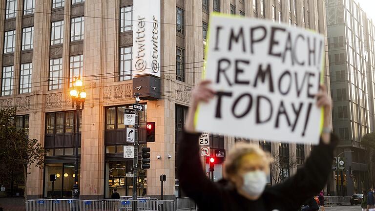 Nicht nur in den Staaten, auch bei den in der Region lebenden US-Bürgern wird der Ruf nach einem Amtsenthebungsverfahren für Donald Trump laut. Dieser Bürger hält in San Francisco ein Schild hoch mit der Aufschrift 'Impeach! Remove! Today!' (Amtsenthebung! Entfernen! Heute!) bei einem Protest gegen den scheidenden US-Präsidenten Trump vor einem Gebäude des Nachrichtendienstes Twitter.