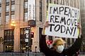 Nicht nur in den Staaten, auch bei den in der Region lebenden US-Bürgern wird der Ruf nach einem Amtsenthebungsverfahren für Donald Trump laut. Dieser Bürger hält in San Francisco ein Schild hoch mit der Aufschrift 'Impeach! Remove! Today!' (Amtsenthebung! Entfernen! Heute!) bei einem Protest gegen den scheidenden US-Präsidenten Trump vor einem Gebäude des Nachrichtendienstes Twitter.