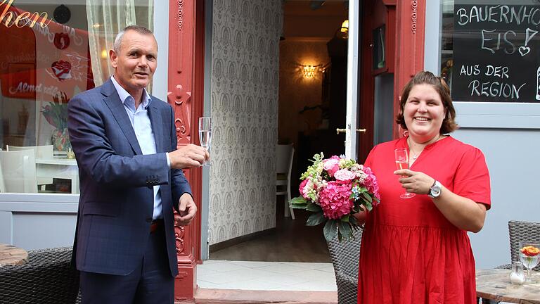 Eröffnung des Café Wiener in der Obertorstraße. Bürgermeister Thomas Stamm gratuliert der Wirtin Carolin Wiener.