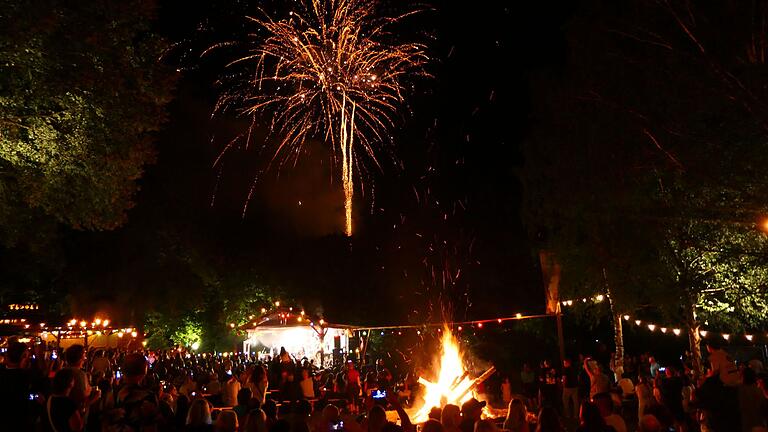 An beiden Festtagen erstrahlte ein Feuerwerk den Nachthimmel.