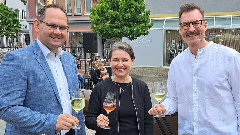 Michael Hombach, Sabine Sitter und Christoph Weißhaar (von links) stoßen auf ein gelungenes Weinfest an.