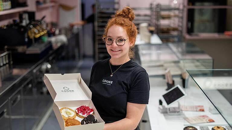 Cookie-Couture in Stuttgart kurz vor der Eröffnung       -  Eine Box mit frisch gebackenen und belegten Cookies präsentiert Mitgründerin Julia Boes.